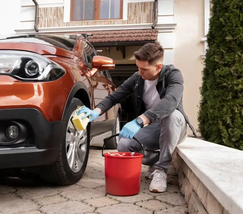 Lavage auto à domicile Marles-les-Mines : professionnel intervenant sur un véhicule